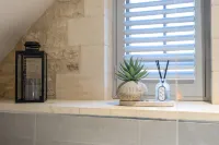 Olive Cottage with Woodfired Hot Tub - 2 ดาว