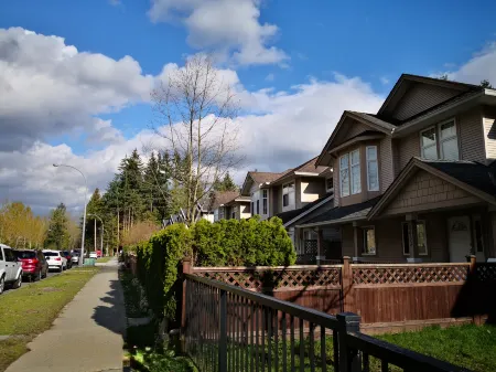 Holiday House in Coquitlam Center Отели в г. Порт Кокитлам