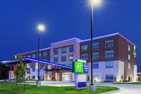 Holiday Inn Express & Suites Parsons by IHG - parkir