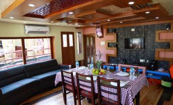 India Vacationz Houseboat