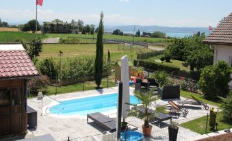 3pc Apartment with Independent Entrance, Swimming Pool, Jacuzzi and Garden