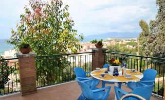 Tiffany Apartment with Sea View Terrace in the Center of Sperlonga