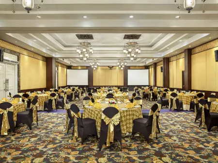 The Phoenix Hotel Yogyakarta - Handwritten Collection Отели рядом с достопримечательностью «Tugu Yogyakarta Monument»