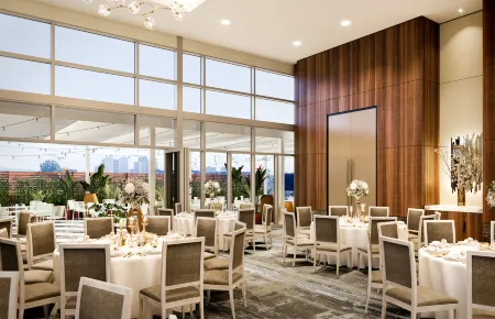 Hilton Garden Inn Montreal Midtown Отели рядом с достопримечательностью «Centre for Structural and Functional Genomics»