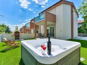 Cascade Villas with Private Garden and Jacuzzi