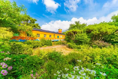 Anseong Lake Pension Отели рядом с достопримечательностью «럭셔리 안성 M 글램핑카라반»