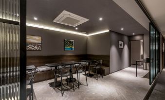 Queen Town Hotel - Housity