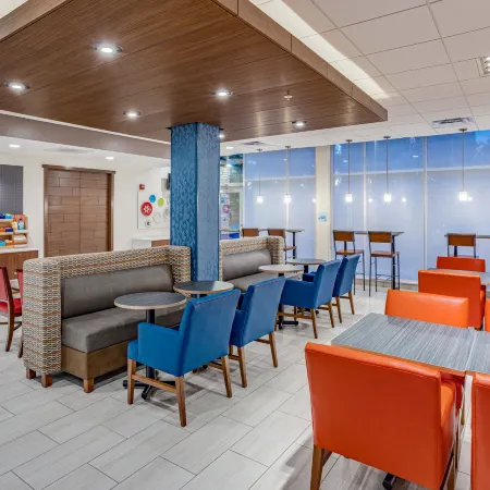 Holiday Inn Express & Suites ELKHART NORTH by IHG