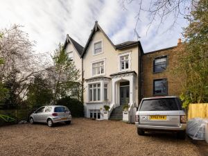 The Richmond Upon Thames Escape - Modern & Bright 2Bdr Flat with Parking