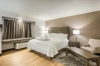 Red Roof PLUS+ & Suites Savannah - I-95 - parkir