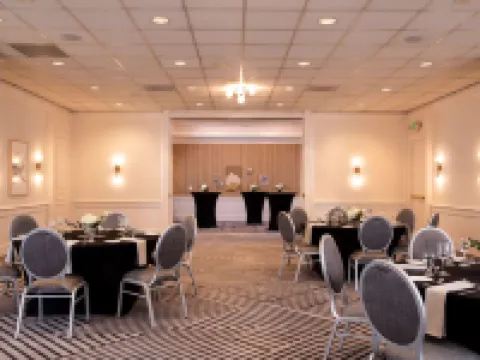 The Royal Sonesta Portland Downtown Hotels near Chinatown Gateway