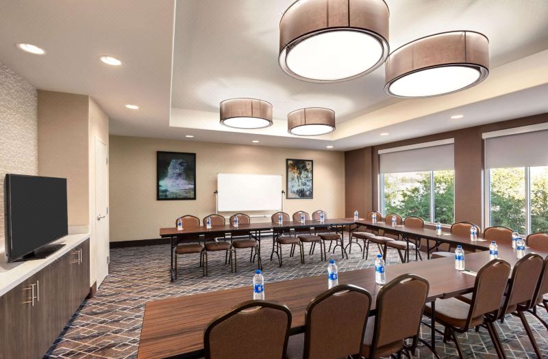 La Quinta Inn & Suites by Wyndham Clovis CA photo 3