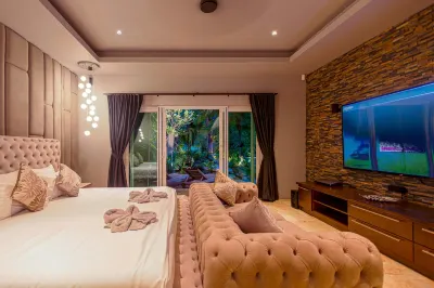 6 Bedroom Luxury Villa on Golf Course (PH125) Silpakorn University Phetchaburi IT Campus 주변 호텔