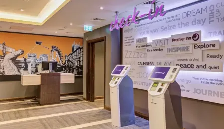 Premier Inn Horsham Town Centre Отели рядом с достопримечательностью «Суон Уолк»