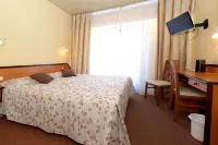 Logis Hôtels & Restaurant le Cheval Blanc et Clovis Hotels in Vouille
