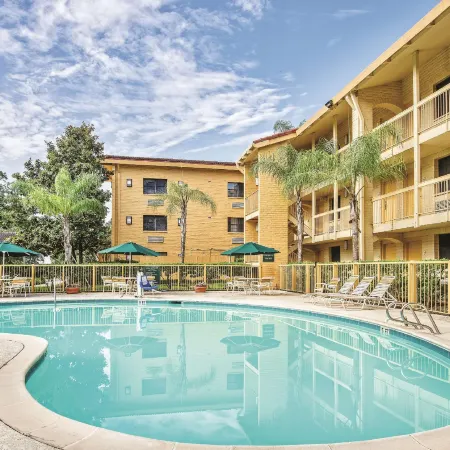 Super 8 by Wyndham The Woodlands North