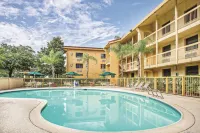 Super 8 by Wyndham The Woodlands North Hotels in Shenandoah