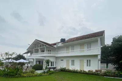 RedDoorz Plus @ Megamendung Puncak 2 Hotels in Cipayung Girang