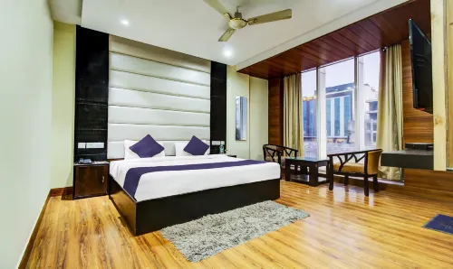 Hotel the Diamond 2 Min from Zirakpur Bus Stand
