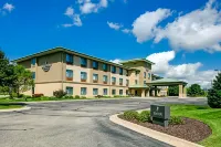 Country Inn & Suites by Radisson, Madison West, WI Hotels near UNTUCKit