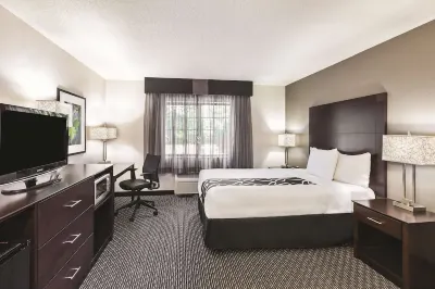 La Quinta Inn & Suites by Wyndham Milwaukee Delafield Các khách sạn ở Eagle