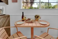Willkommen to Pink Haus 1 Mile to Main Street! Hotels in Fredericksburg