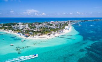 The Yellow Capsule Cancun Close to Airport