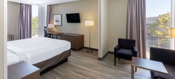 La Quinta Inn & Suites by Wyndham Tulsa Downtown/Route 66 Các khách sạn ở Tulsa