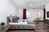 Apinelo Port Rooms โรงแรมใกล้ถนน Marmont Street