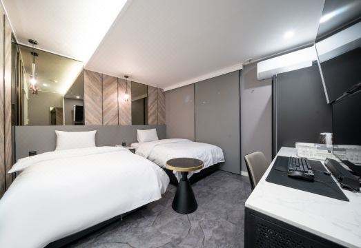 포항 대잠동 리치 호텔 외관