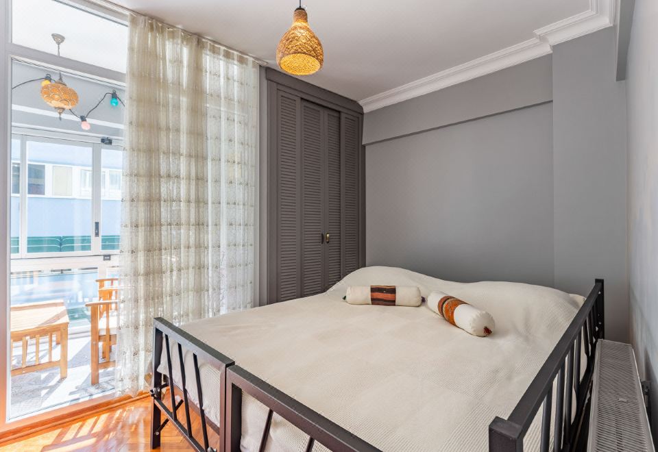 Stylish Flat Near Popular Attractions in Moda - Housity