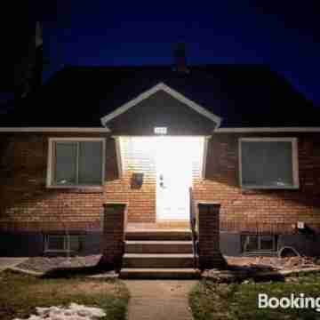 Charming Brick Home with Bonus Space & Foosball Hotel Exterior