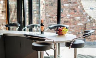 Base Serviced Apartments - Sir Thomas Street