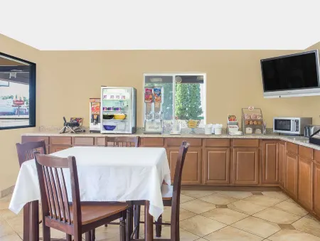 Super 8 by Wyndham Sheboygan WI