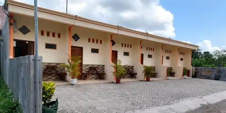 Angler Family Guest House Отели в г. Blitar Regency