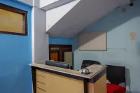 Pineapple Mansion Solo Mitra RedDoorz Near RS Jih Solo Hotel a Laweyan