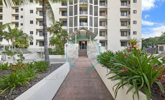 Zen at Arkaba 3Br Luxury Waterfront Apt Pool + BBQ