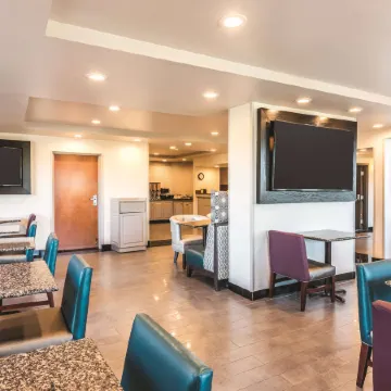 La Quinta Inn & Suites by Wyndham Colorado Springs North Отели рядом с достопримечательностью «Парк Коттонвуд Крик»