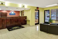 Days Inn by Wyndham Conover-Hickory - Parkering