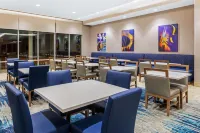 La Quinta Inn & Suites by Wyndham Kansas City Beacon Hill - breakfast