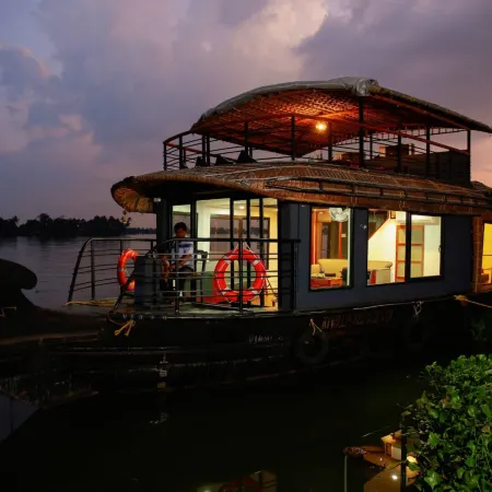 Premium Houseboat