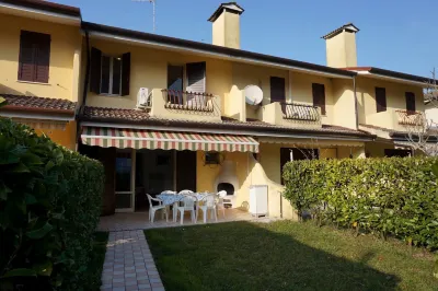 Spaziosa villa con giardino privato e piscina in comune