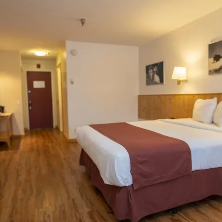 Canadas Best Value Inn River View Hotel