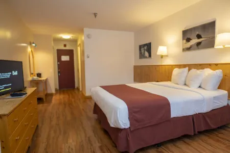 Canadas Best Value Inn River View Hotel Отели в г. Юкон