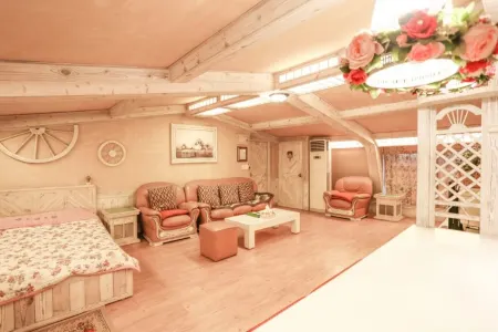 Anseong Provence Pension Отели рядом с достопримечательностью «럭셔리 안성 M 글램핑카라반»