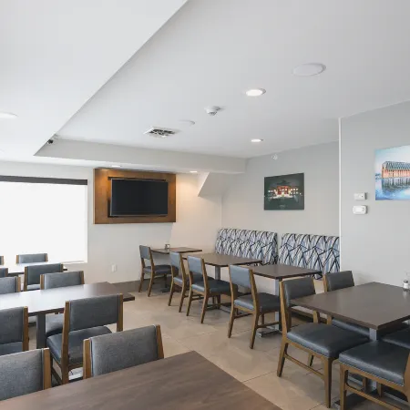 Holiday Inn Express & Suites MARQUETTE by IHG