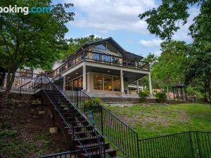 Luxury Riverfront Villa with Firepit & Gameroom!