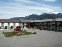 Valemount Vacation Inn - parking