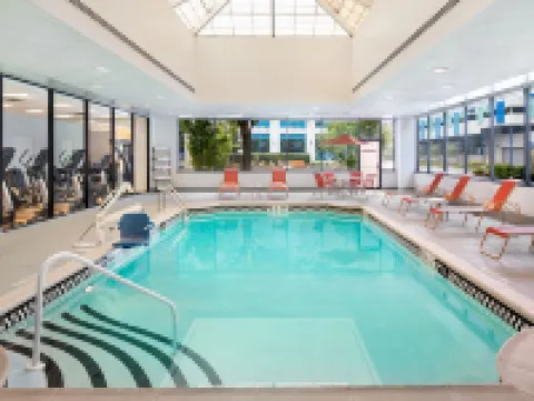 โรงแรมเชอราตัน ลินคอล์นฮาร์เบอร์ โรงแรมในวีฮอว์เคน