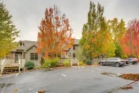 Hike & Ski: Mtn-View Gem w/ Balcony in Burnsville! - 駐車場